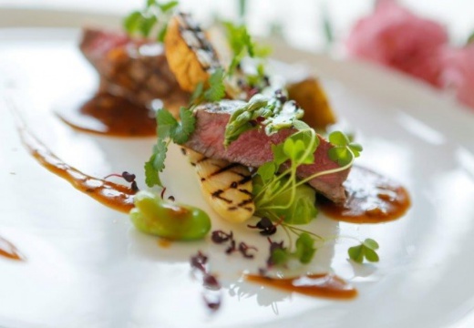 山手十番館ウエディング ハウス&ガーデン。料理。和牛ならではのやわらかな食感と深い味わいを楽しめる人気の一皿