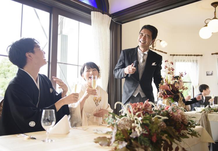 山手十番館ウエディング ハウス&ガーデン。披露宴会場。窓越しに光が差し込む会場は、アットホームな雰囲気