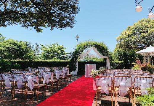 山手十番館ウエディング ハウス&ガーデン。挙式会場。レッドカーペットを敷いて、華やかな雰囲気をつくりだせます