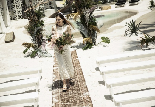 THE BEACH（ザ ビーチ）。挙式会場。陽光に包まれた美しい花嫁に、ゲストの注目が集まります
