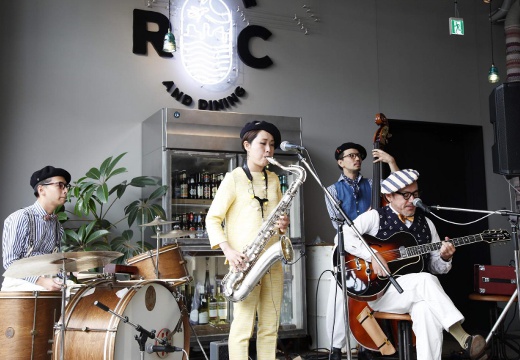 TREX KAWASAKI RIVER CAFE（トレックス カワサキ リバーカフェ）。披露宴会場。バンドの生演奏を取り入れるなど、自由度の高いパーティーが実現