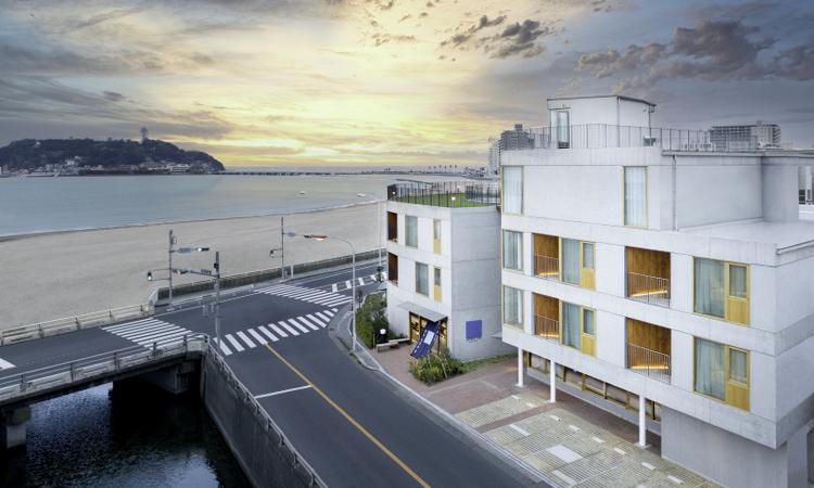 HOTEL AO KAMAKURA（ホテル 青 鎌倉）。アクセス・ロケーション。江ノ島と海を近くに望む贅沢なロケーション。ホテルステイを兼ねた結婚式も実現