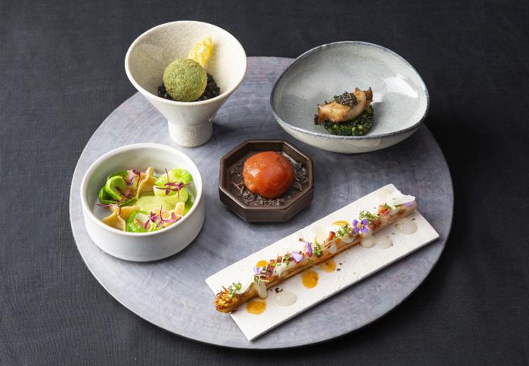 HOTEL AO KAMAKURA(ホテル 青 鎌倉)。料理。箸で楽しめるフルコースは幅広い世代のゲストに喜ばれそう