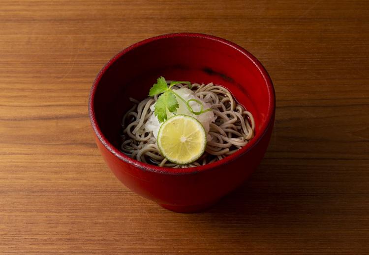 HOTEL AO KAMAKURA(ホテル 青 鎌倉)。料理。名物の蕎麦など、和食メニューを取り入れることも可能