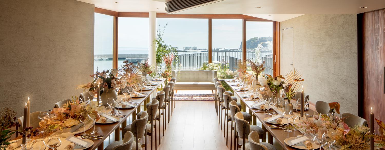HOTEL AO KAMAKURA(ホテル 青 鎌倉)。披露宴会場。最大60名まで着席できるアットホームなバンケット。江ノ島を眺めながら優雅なひとときを過ごせます