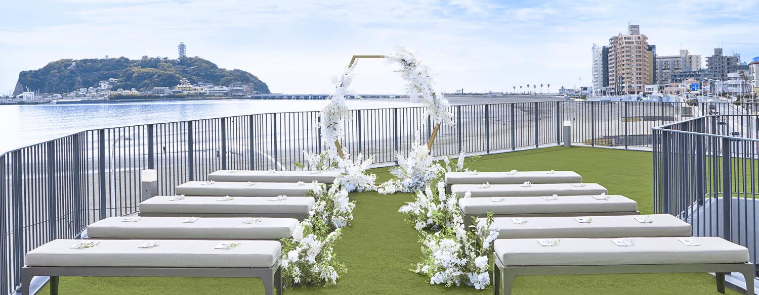 HOTEL AO KAMAKURA(ホテル 青 鎌倉)。挙式会場。心地よい潮風と太陽の光を感じる広々としたガーデンテラス。挙式スタイルは教会式と人前式に対応しています