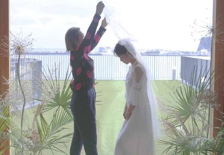 HOTEL AO KAMAKURA(ホテル 青 鎌倉)。挙式会場。海を背景にしたベールダウンは印象的なシーンになります