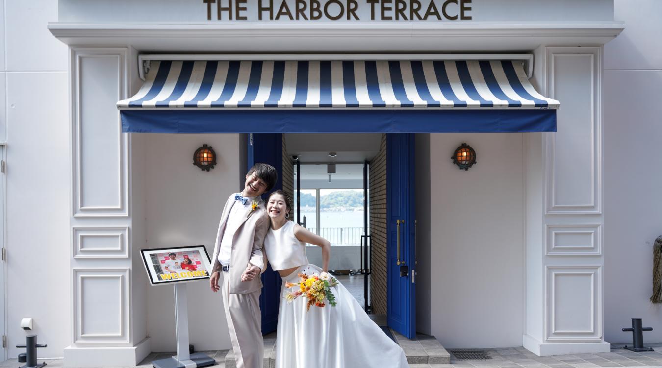 THE HARBOR TERRACE（ザ ハーバー テラス）。オーシャンフロントのロケーションが非日常のひとときを演出。結婚式後のホテルステイやルーフトップでの二次会も可能です