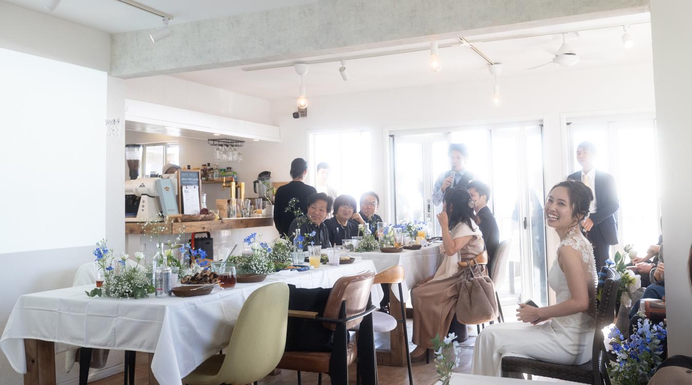 DROP IN(ドロップイン)。ふたりもゲストも自然体で過ごせるアットホームな雰囲気のカフェ。店内やテラスからは海の景色を一望できます