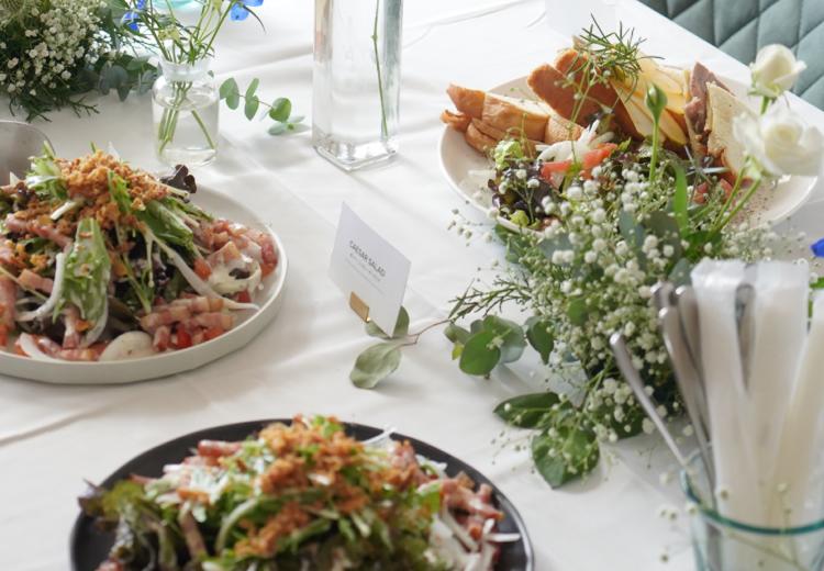 DROP IN(ドロップイン)。前菜やメイン料理、ホットサンドなどをビュッフェスタイルで提供