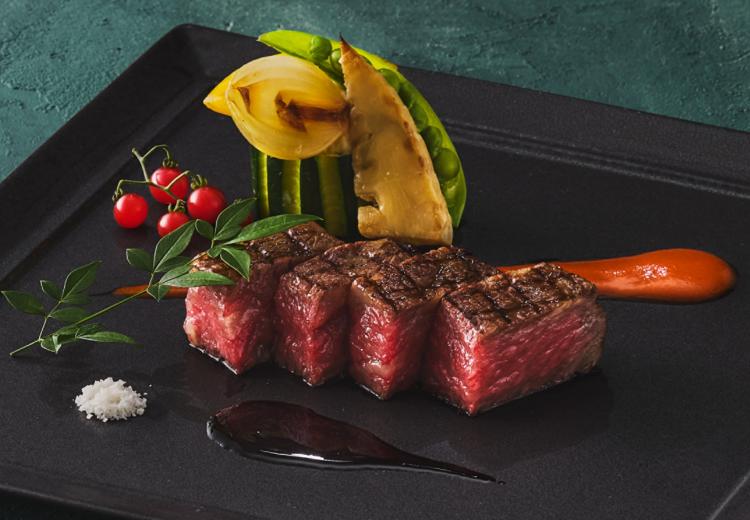 ウエディングヒル 東京ベイ幕張。料理。地元の新鮮な食材とシェフの想像力が融合した料理を提供