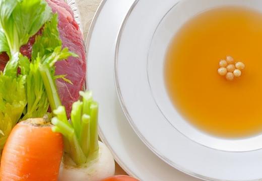 ホテルオークラ東京ベイ。料理。時間と手間をかけて丁寧に作られる伝統の『コンソメスープ』
