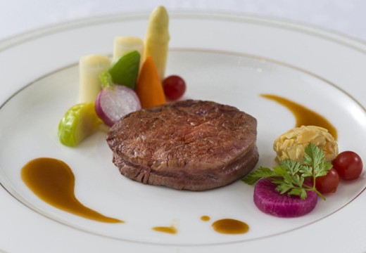東京ベイ舞浜ホテル ファーストリゾート。料理。国産牛のフィレ肉を使用した、コース料理のメインを飾る一皿
