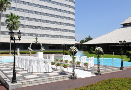 東京ベイ舞浜ホテル ファーストリゾート。挙式会場。青い空の下で行うガーデンチャペルでの挙式はリゾート感たっぷり