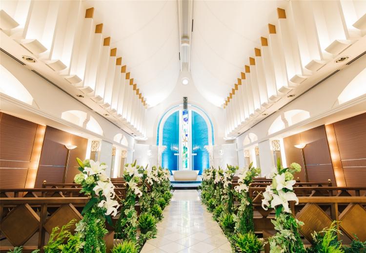 ホテルニューオータニ幕張。挙式会場。白大理石のバージンロードが花嫁の美しさを引き立てます