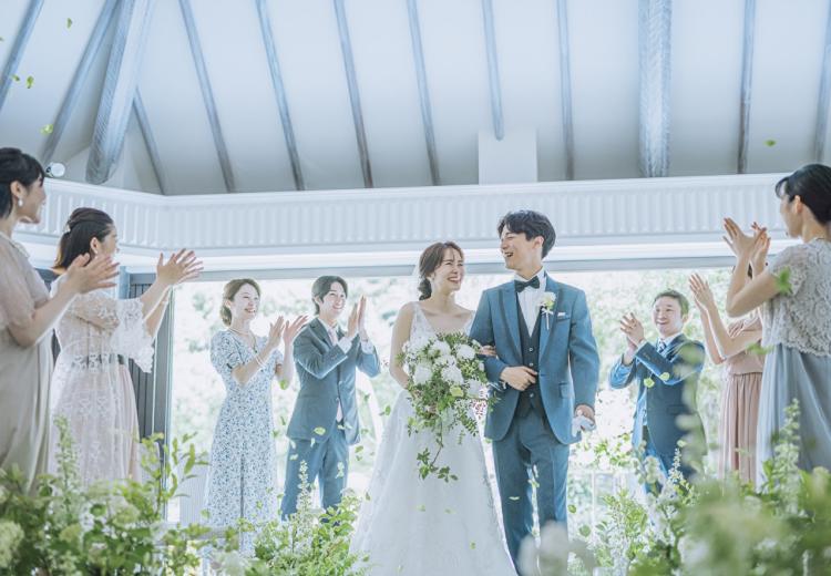 ホテルニューオータニ幕張。挙式会場。水と緑に包まれた『光あふれる滝の教会』は80名まで着席可能