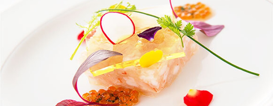 ザ・クレストホテル柏。料理。帝国ホテルから受け継いだ料理。華やかな彩りは見た目にも美しく、テーブルに運ばれた瞬間から、ゲストを魅了します