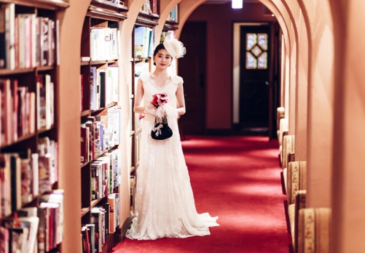 ST.MARGARET WEDDING（セント・マーガレット ウエディング）。披露宴会場。約2000冊の洋書が並ぶ回廊は前撮りスポットとしても人気