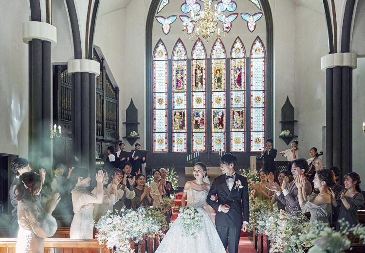 ST.MARGARET WEDDING（セント・マーガレット ウエディング）。挙式会場。全長17mのバージンロードに、ふたりの姿が美しく映えます