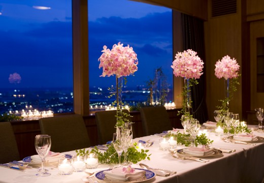 浦安ブライトンホテル東京ベイ。披露宴会場。ナイトタイムは煌めく夜景も眺めることができます