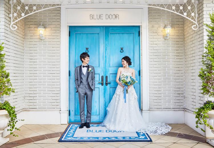 セントアクアチャペルTOKYOBAY。披露宴会場。真っ白な外観に映えるブルーのドアが印象的です