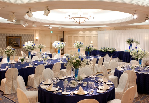 ウィシュトンホテル・ユーカリ。披露宴会場。最大100名まで着席できる白と青を基調とした『ジャルダン』