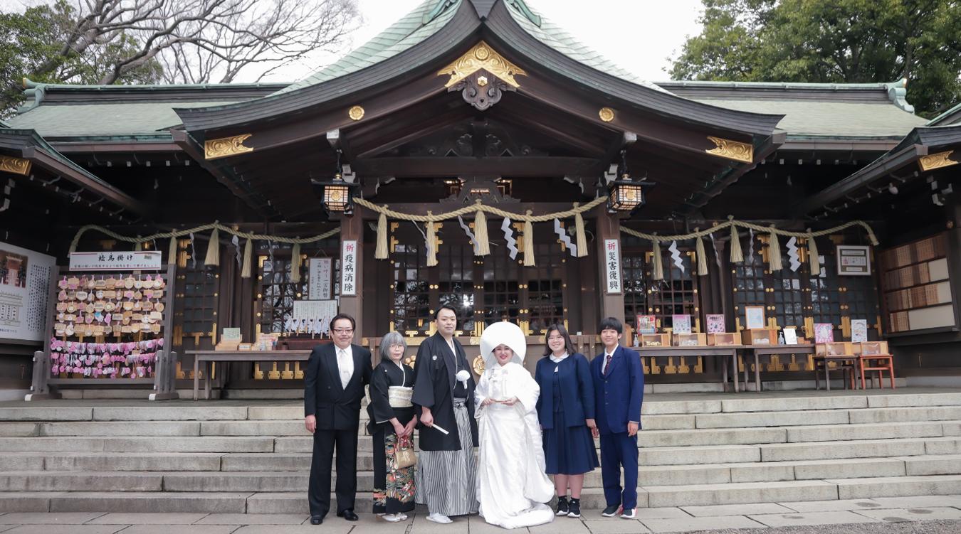 検見川神社。縁結びや八方除(はっぽうよけ)のご利益で知られる『検見川神社』。『拝殿』での挙式には最大80名まで参列できます