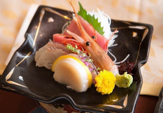 翠州亭(すいすてい)。料理。近海で水揚げされた新鮮な魚介の造りは、世代問わず喜ばれます