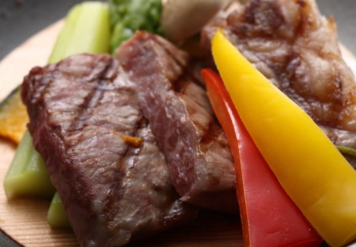 翠州亭（すいすてい）。料理。肉の焼き加減にもこだわりを感じられる厳選牛のステーキ