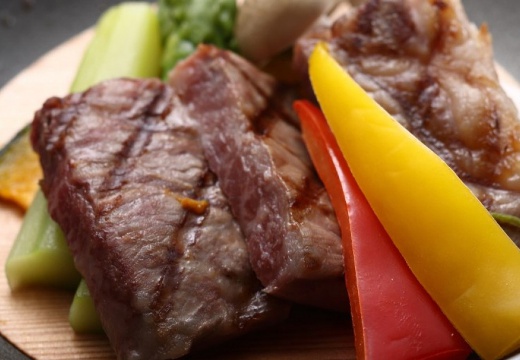 翠州亭(すいすてい)。料理。肉の焼き加減にもこだわりを感じられる厳選牛のステーキ