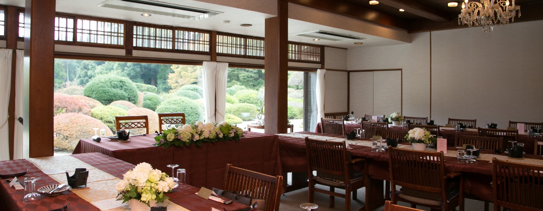 翠州亭(すいすてい)。披露宴会場。20名から42名まで収容できる会場。落ち着いた和の空間で、ゲストもくつろいで食事や会話を楽しめます