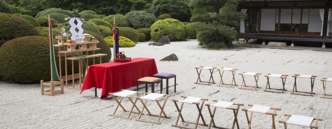 翠州亭(すいすてい)。挙式会場。最大42名まで参列できる日本庭園。神前式では、古式ゆかしい儀式を通じてふたりの結婚を神前で奉告します