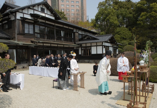 翠州亭（すいすてい）。挙式会場。建物と枯山水が調和した空間に、花嫁姿が美しく映えます