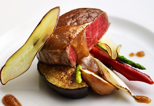THE SURF OCEAN TERRACE(ザ・サーフ オーシャンテラス)。料理。肉料理にたっぷりと添えられた地元産の季節の野菜