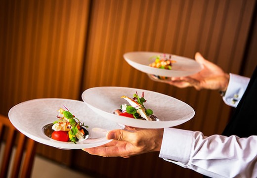 THE SURF OCEAN TERRACE(ザ・サーフ オーシャンテラス)。料理。バンケットのすぐ隣にあるキッチンから出来立てをサーブ