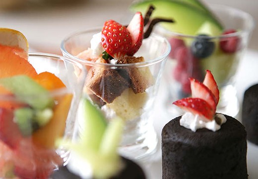 THE SURF OCEAN TERRACE(ザ・サーフ オーシャンテラス)。料理。色とりどりのかわいらしいスイーツが並ぶデザートビュッフェ