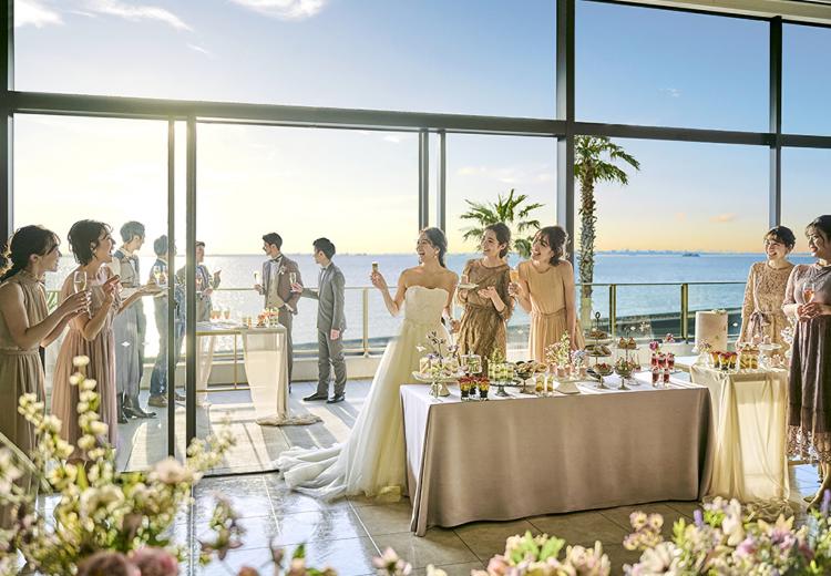 THE SURF OCEAN TERRACE(ザ・サーフ オーシャンテラス)。披露宴会場。潮風が心地よいテラスは、ふたりにもゲストにも嬉しい寛ぎの空間
