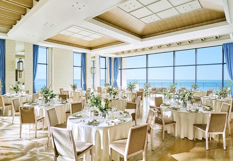 THE SURF OCEAN TERRACE(ザ・サーフ オーシャンテラス)。窓から自然光が降り注ぐ、ナチュラルな雰囲気の『リノ』