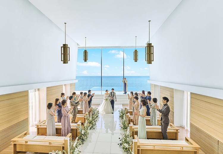 THE SURF OCEAN TERRACE(ザ・サーフ オーシャンテラス)。挙式会場。80名迄着席可能で、教会式と人前式に対応しています