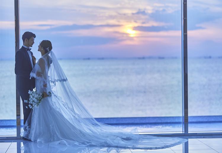 THE SURF OCEAN TERRACE(ザ・サーフ オーシャンテラス)。挙式会場。夕焼け色に染まるサンセットビューの中行うセレモニーも格別です