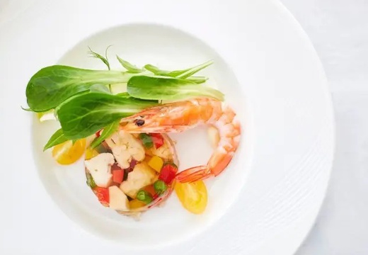 小さな結婚式 千葉店。料理。素材の鮮やかさを活かした美しい盛り付けにも注目です