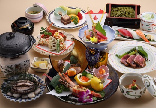 Sport & Do Resort リソルの森(スポーツ& ドゥ リゾート リソルの森)。料理。世代問わず喜ばれるメニューが揃う、華やかな会席料理