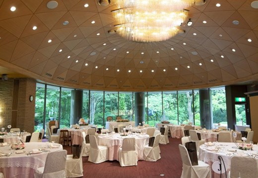 Sport & Do Resort リソルの森(スポーツ& ドゥ リゾート リソルの森)。披露宴会場。窓の外にさわやかな緑の景色が広がる『レストラン ブローニュ』