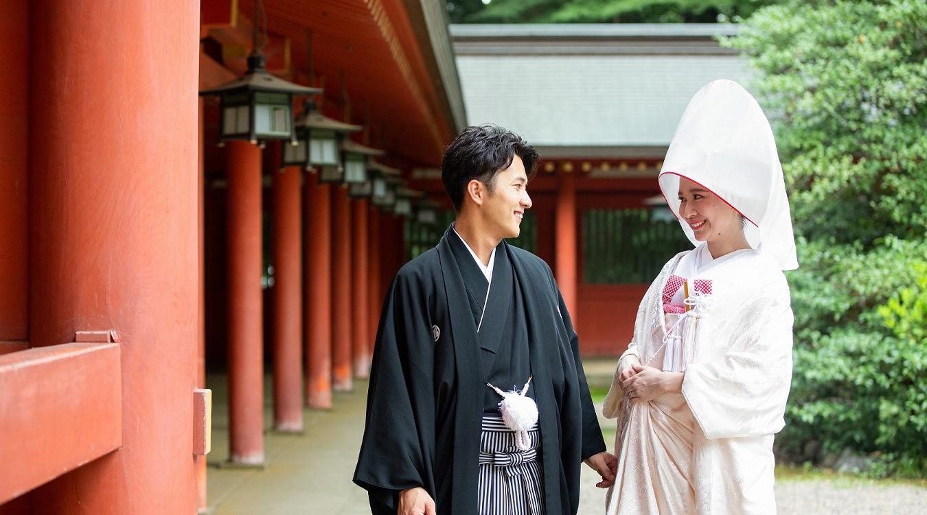 佐原商家町ホテル NIPPONIA(佐原商家町ホテル ニッポニア)。四季折々の自然が彩る『香取神宮』での厳かな神前式が実現。佐原の伝統的な「花嫁舟」も取り入れられます