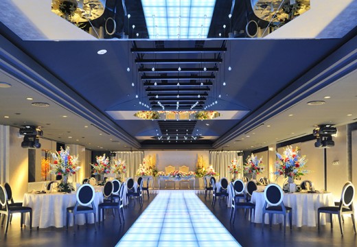 キングアンバサダーホテル熊谷。披露宴会場。『クイーンレジデンス』の通路はLEDで多彩な光の演出も可能