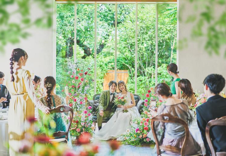 ラ・クラリエール。披露宴会場。大きな窓いっぱいに広がる緑が新郎新婦を引き立てます