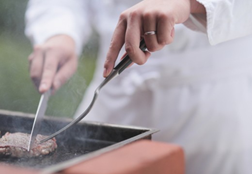 eglise de 葉山庵（エグリーズ ドゥ 葉山庵）。料理。ガーデンでシェフが目の前で焼き上げるバーベキュー