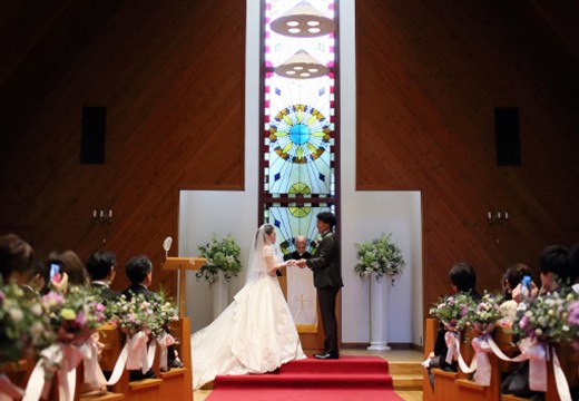 eglise de 葉山庵（エグリーズ ドゥ 葉山庵）。挙式会場。神秘的な荘厳さを醸し出すステンドグラスが印象的