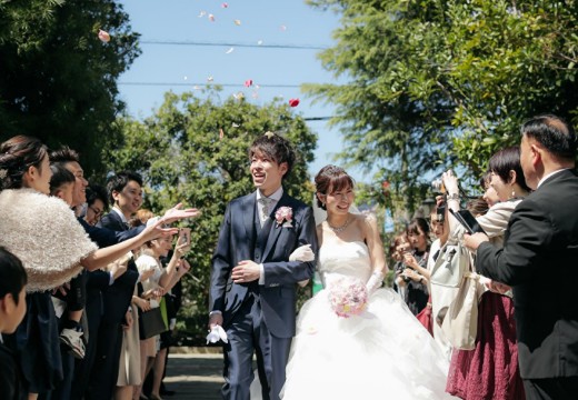 eglise de 葉山庵（エグリーズ ドゥ 葉山庵）。挙式会場。ガーデンでは、挙式後の二人を祝うフラワーシャワーの演出