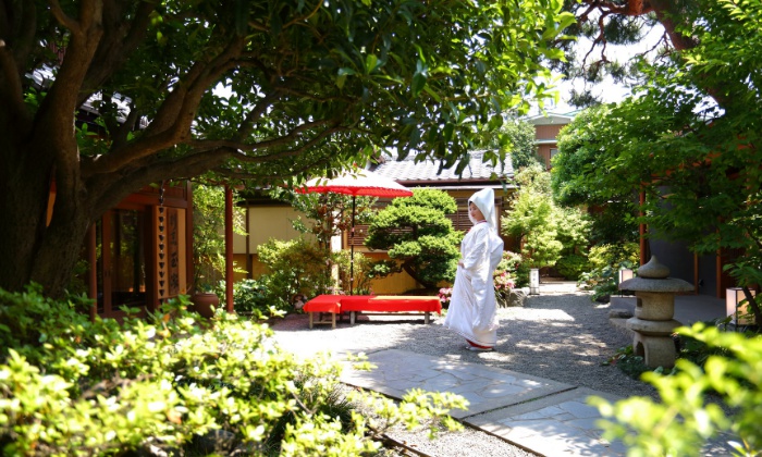 料亭 玉家。演出・小物。雅な白無垢に身を包み、絵画のように美しい日本庭園で行う記念撮影